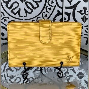 MT221 - Authentic Louis Vuitton Epi Kiss Lock Wallet